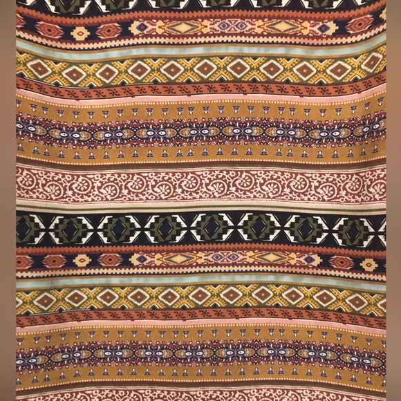 Unisex Patterned Short Sleeve Button Down Shirt - Picture 4 of 8